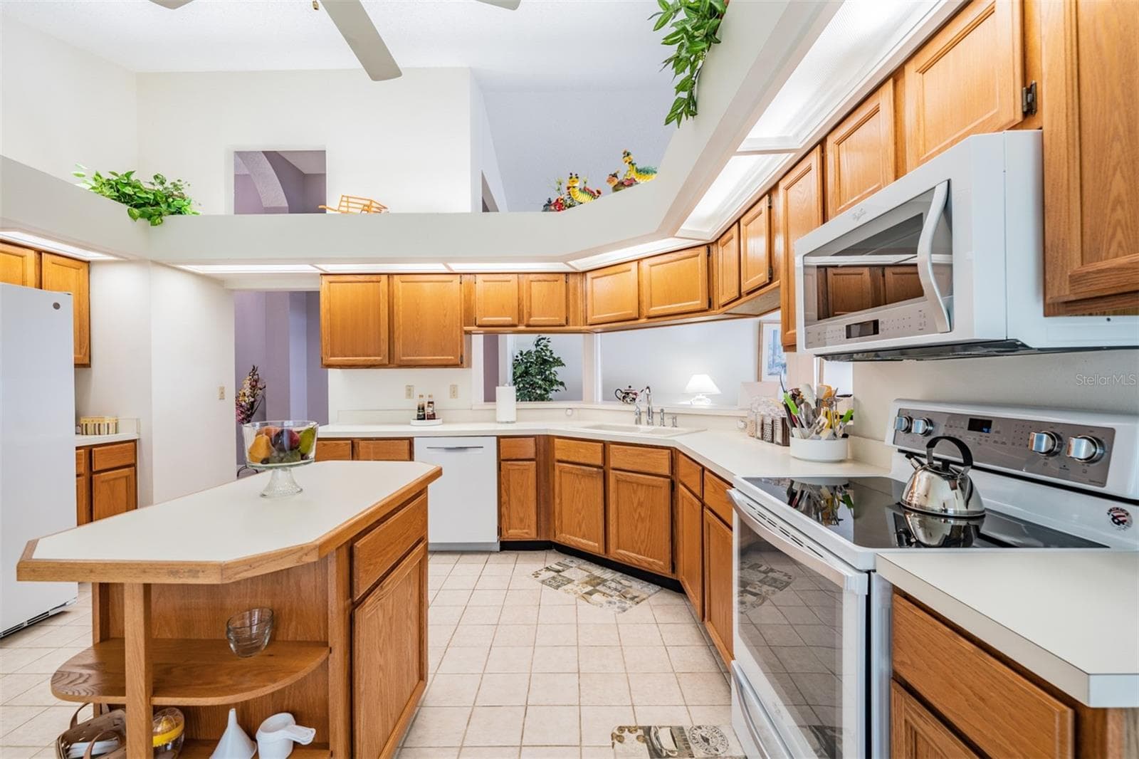 Spacious and Open Kitchen, Ceiling Fan - 9008 QUAIL CREEK DR, TAMPA