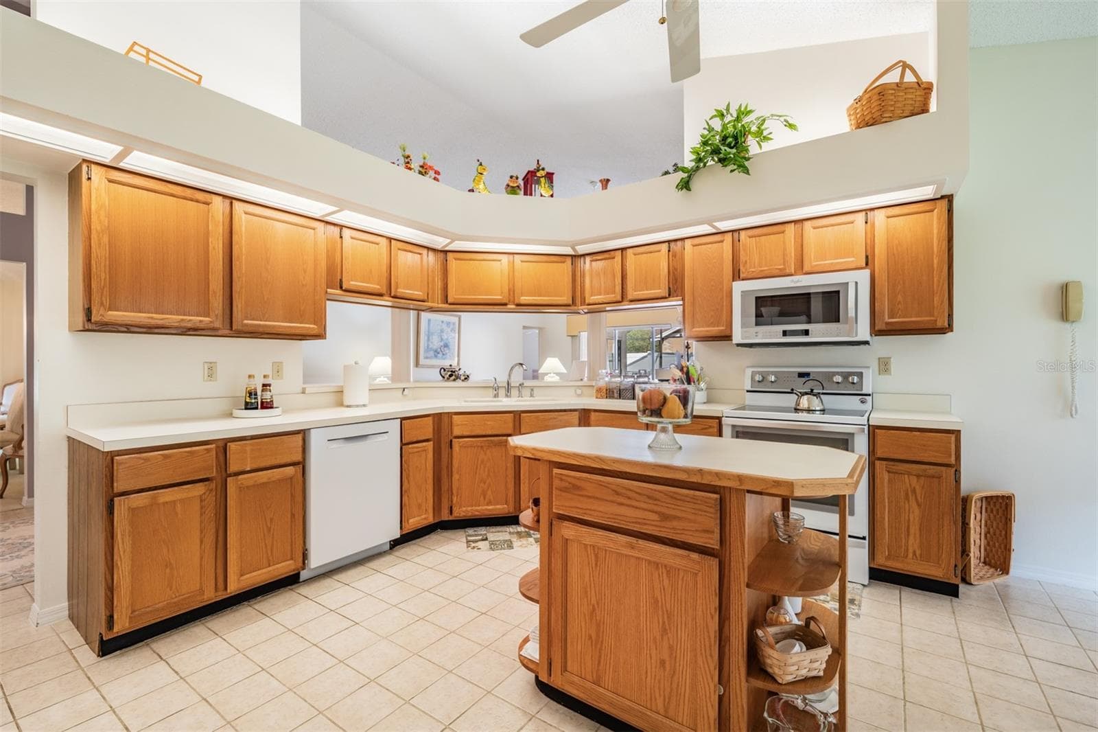 Spacious and Open Kitchen, Ceiling Fan - 9008 QUAIL CREEK DR, TAMPA