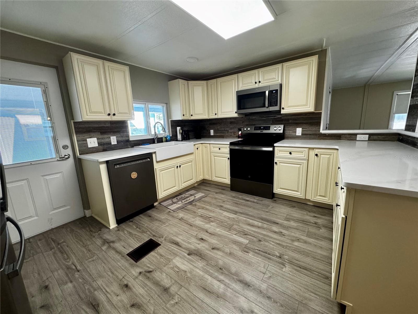 Completely updated kitchen - 5619 BAYSHORE RD #120, PALMETTO