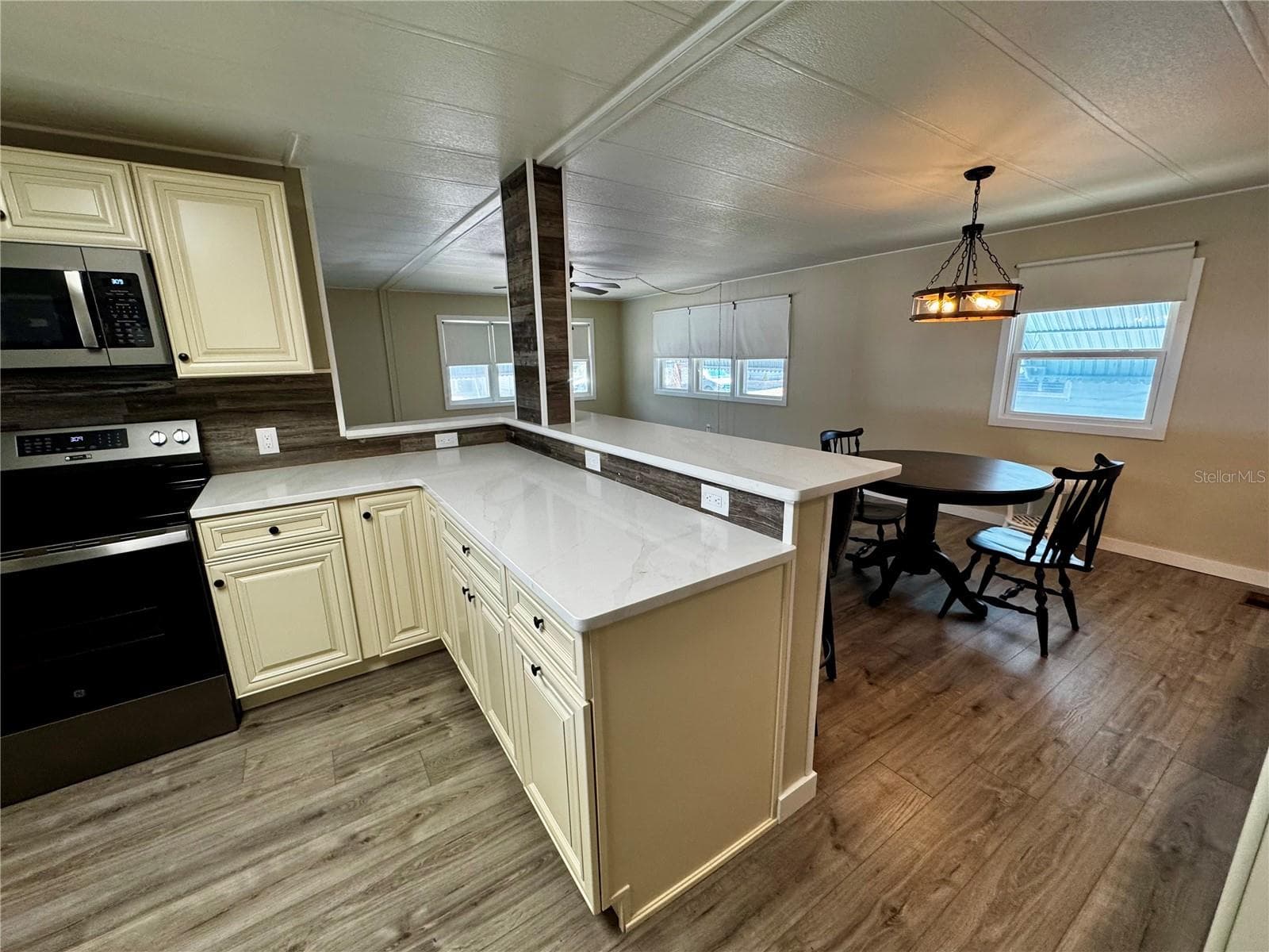 View of family room from kitchen - 5619 BAYSHORE RD #120, PALMETTO