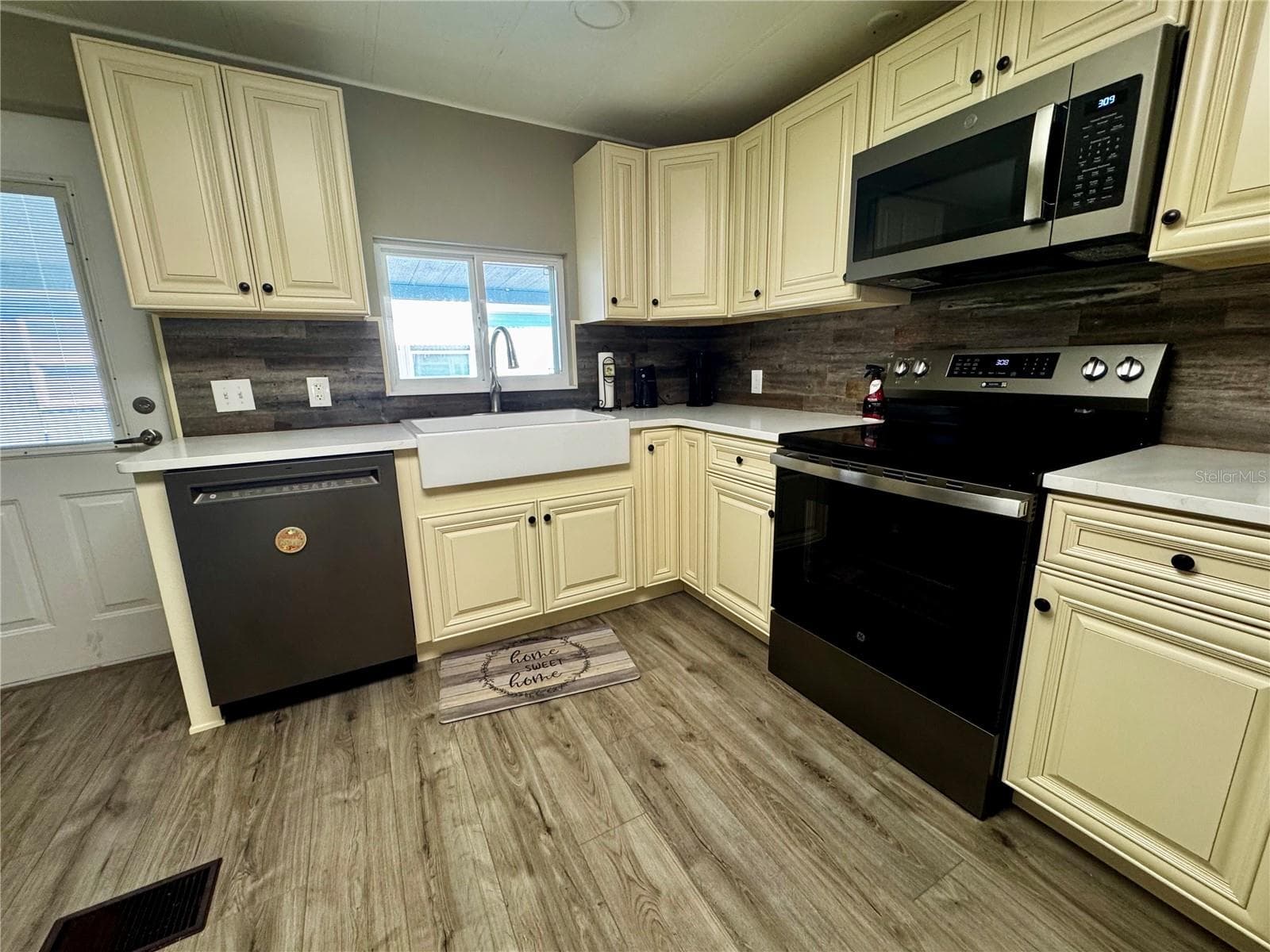 Completely updated kitchen - 5619 BAYSHORE RD #120, PALMETTO