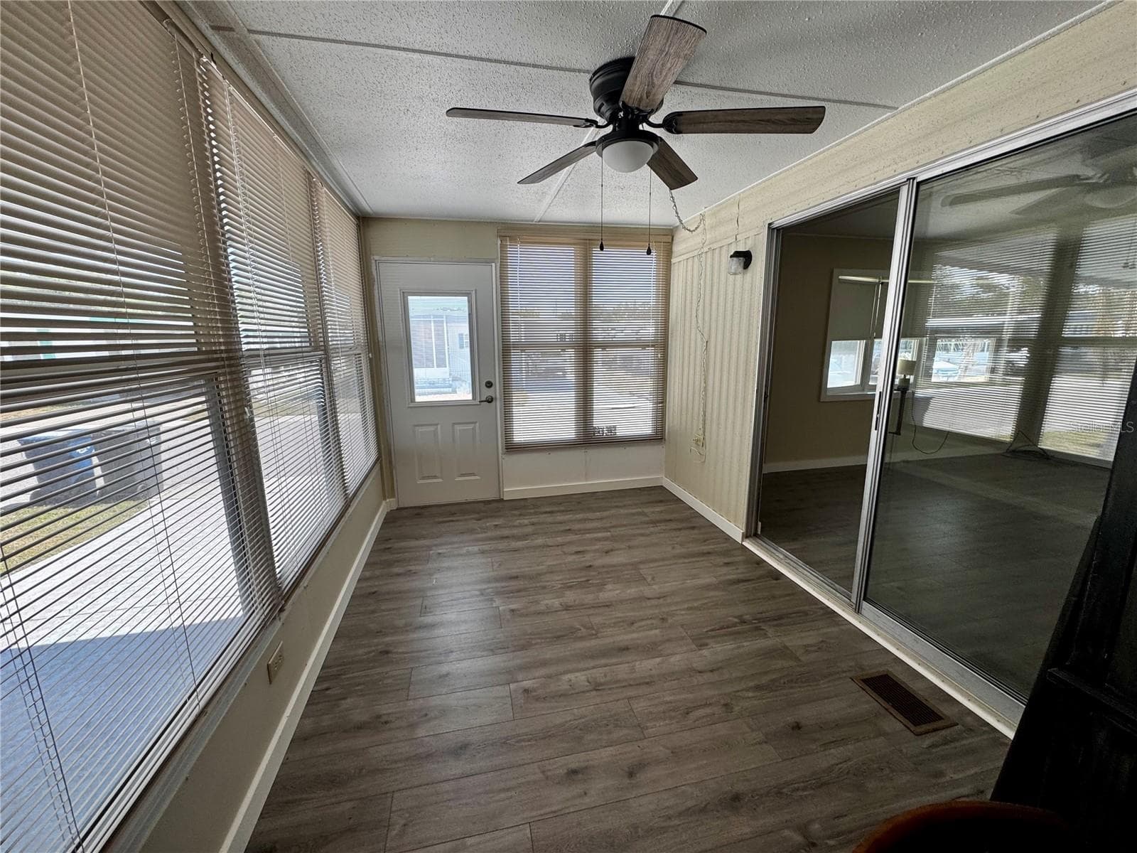 Florida room - 5619 BAYSHORE RD #120, PALMETTO