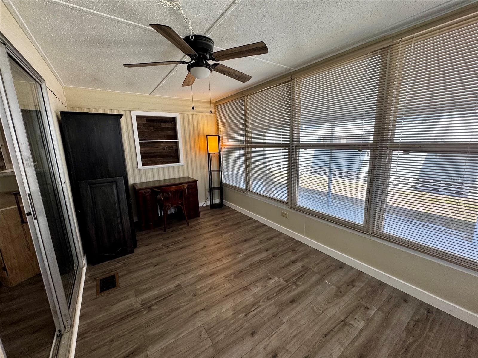 Florida room - 5619 BAYSHORE RD #120, PALMETTO