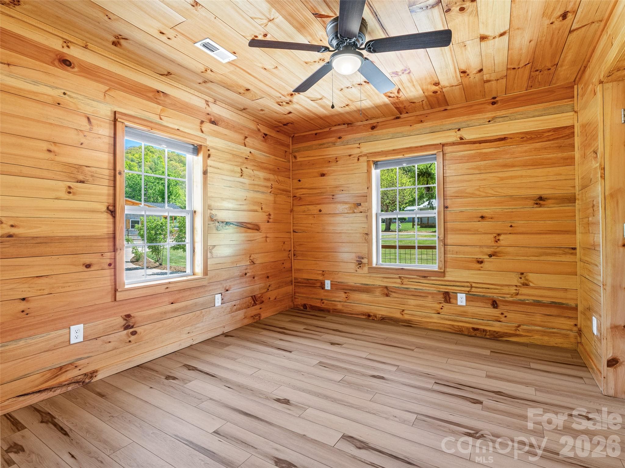 Bedroom - 5881 US 23 Highway, Mars Hill