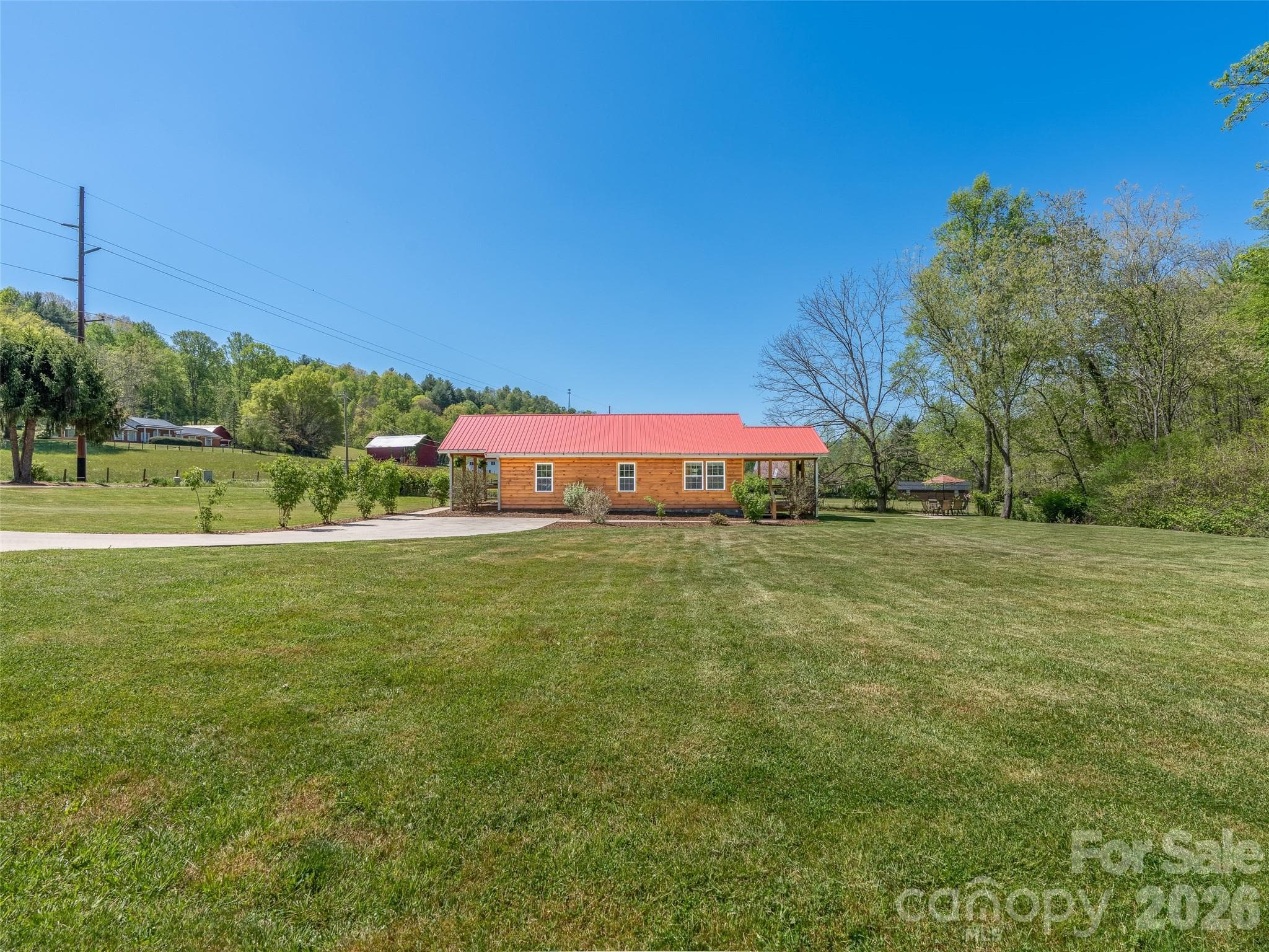 Spacious yard - 5881 US 23 Highway, Mars Hill