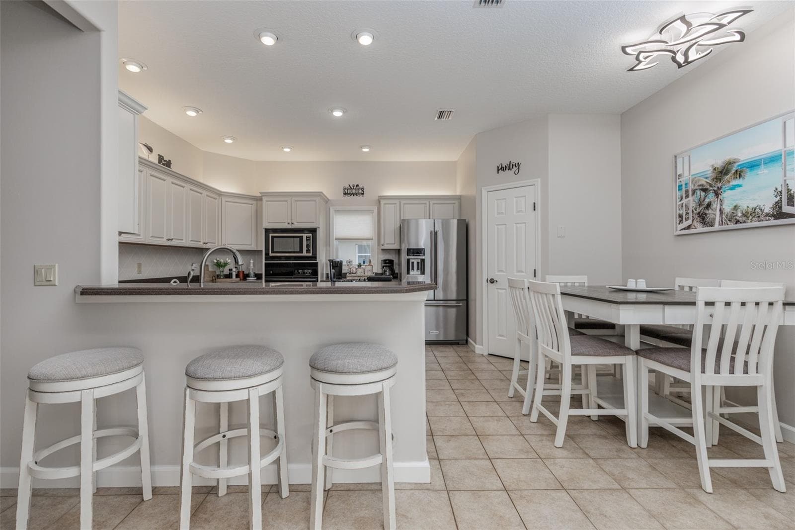 Kitchen with breakfast bar, eat-in area and walk-in pantry - 3099 N BARTON CREEK CIR, LECANTO