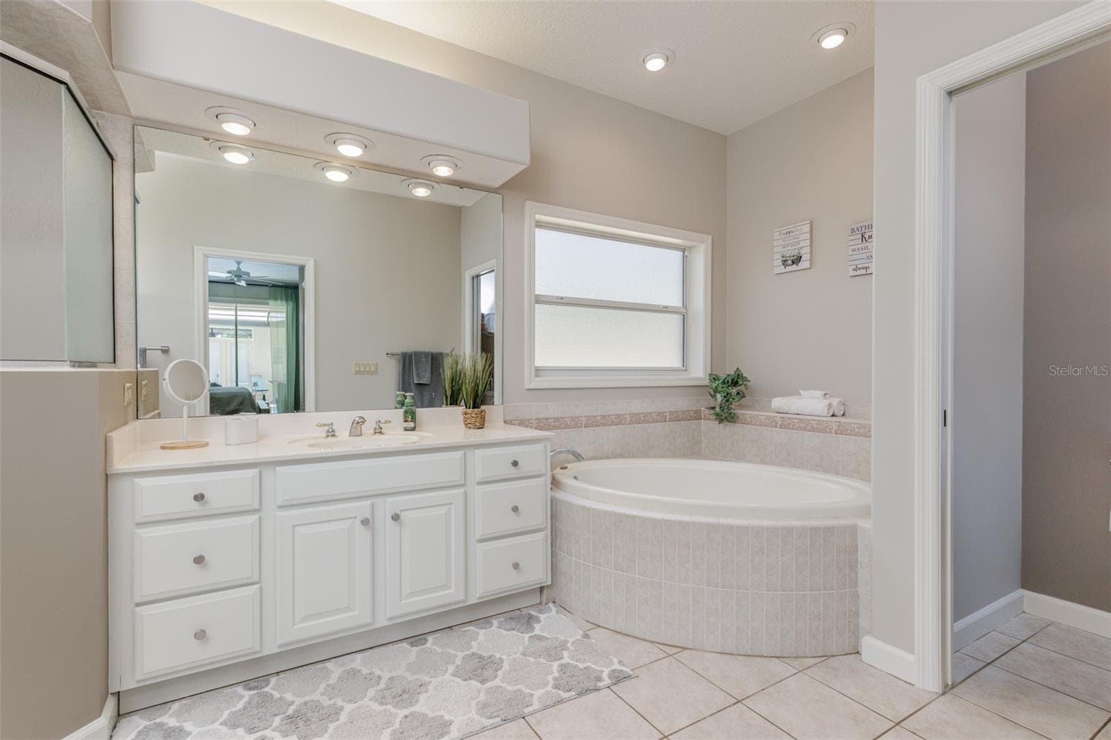 Master bath with garden tub and separate shower - 3099 N BARTON CREEK CIR, LECANTO