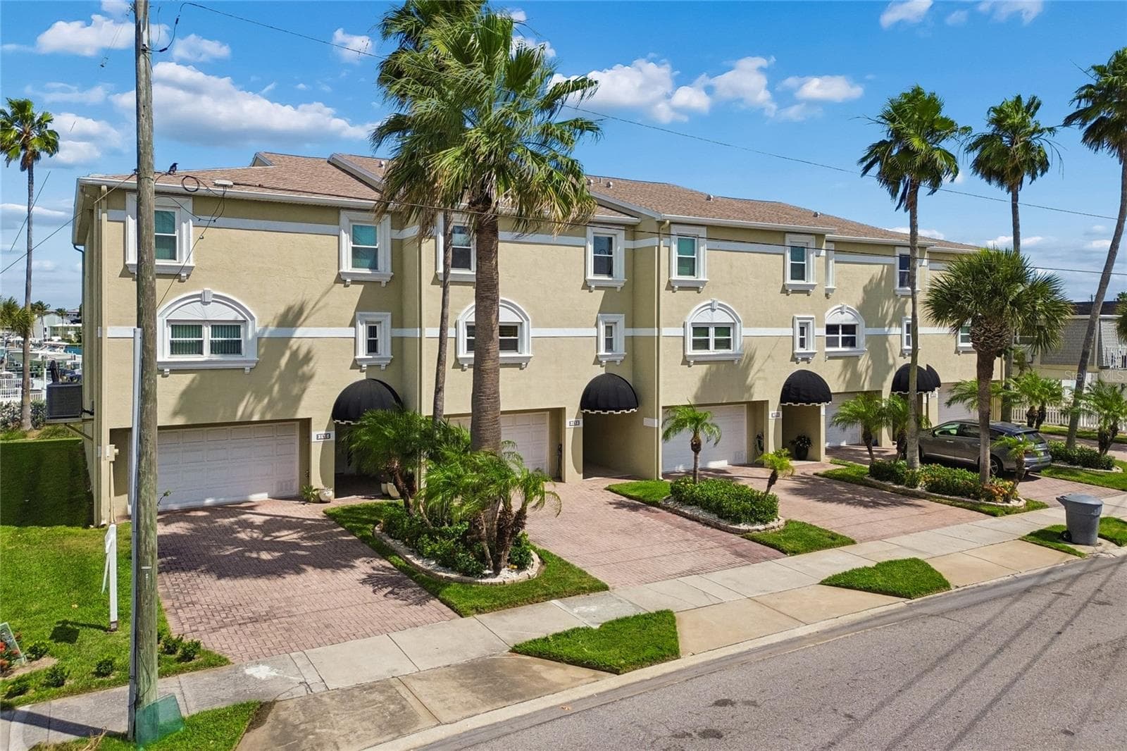 Manicured waterfront townhouse community on a prime location. - 152 117TH AVE, TREASURE ISLAND