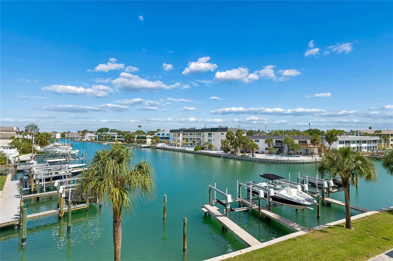 Pristine Waterfront deep canal views. - 152 117TH AVE, TREASURE ISLAND
