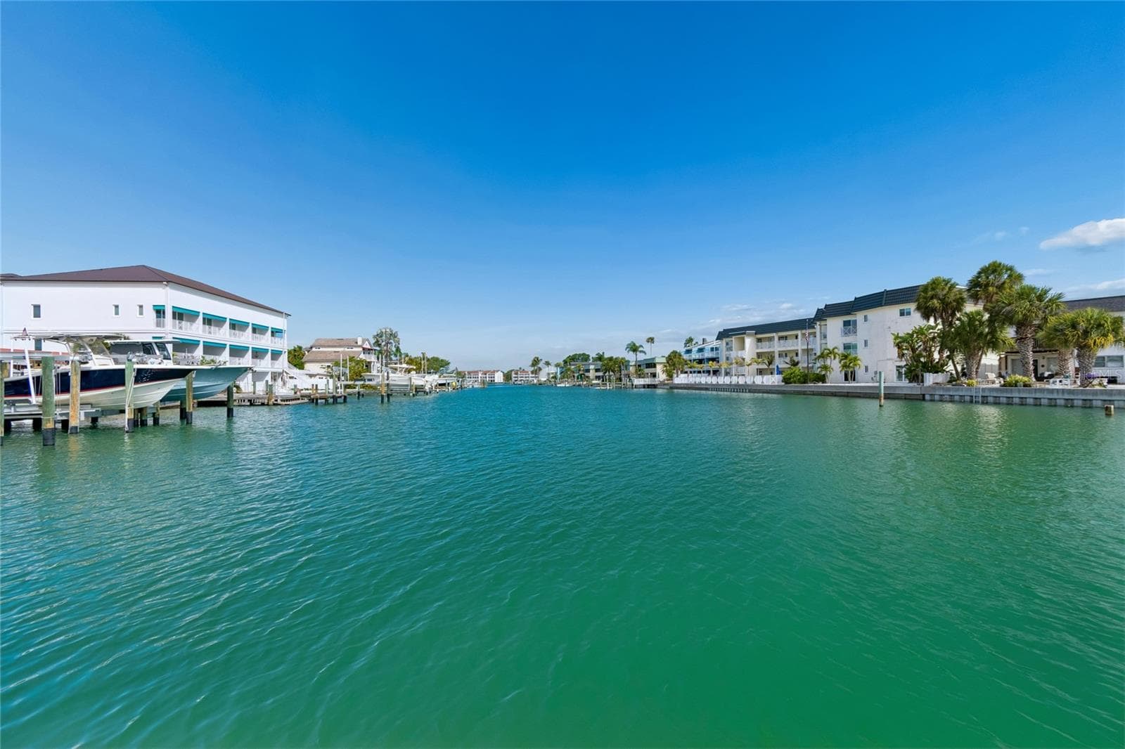 Deepwater wide canal takes you right to John's pass. Dolphins, manatees and birds are regulars on this stretch. - 152 117TH AVE, TREASURE ISLAND