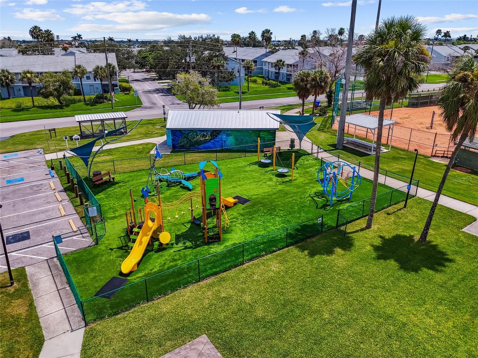 Near Rosselli Park with new Pickleball, dog park, shuffleboard, playground, pavilion, walking trail - 152 117TH AVE, TREASURE ISLAND