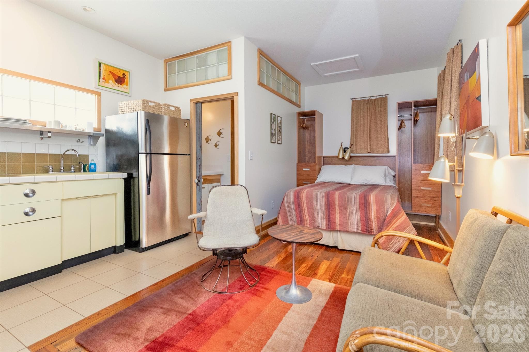 2nd floor studio apt - 297 Hillside Street, Asheville