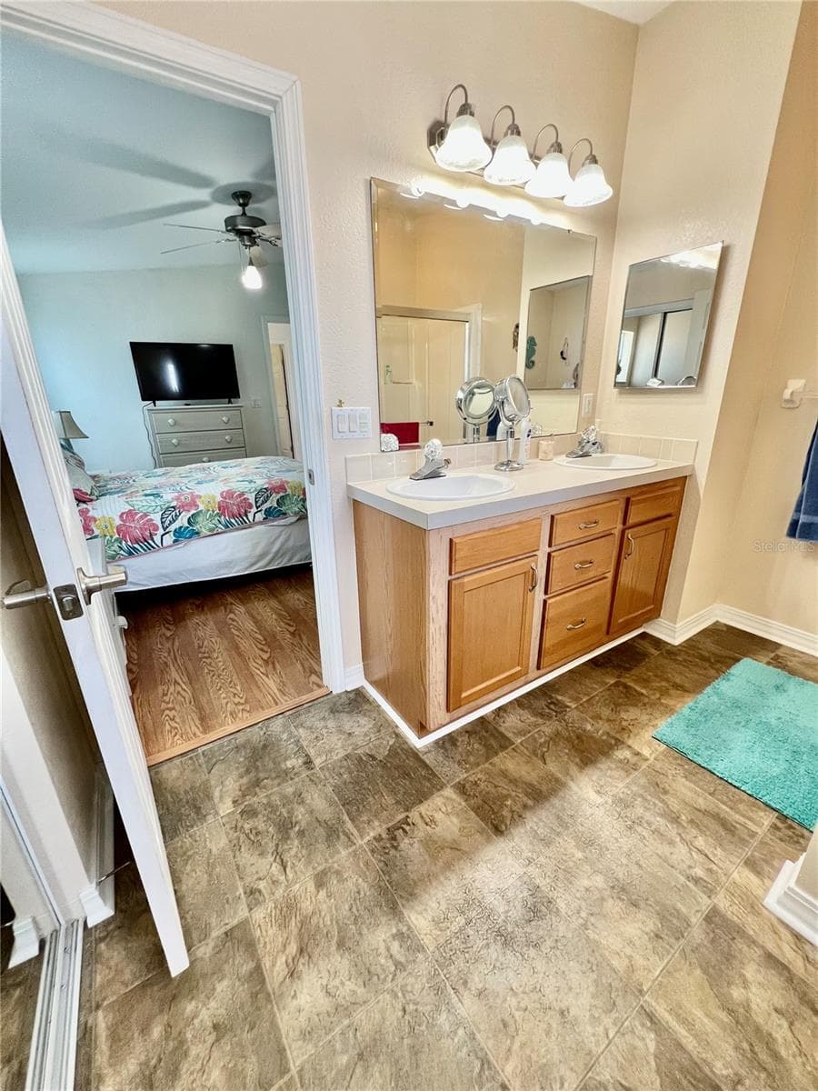 His and her vanity - 102 2ND AVE, VENICE