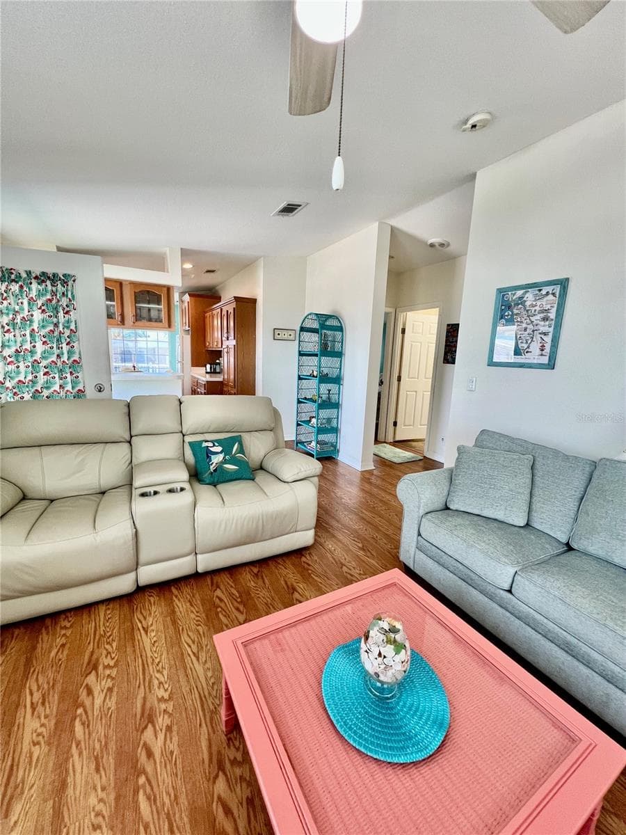 Living room. - 102 2ND AVE, VENICE