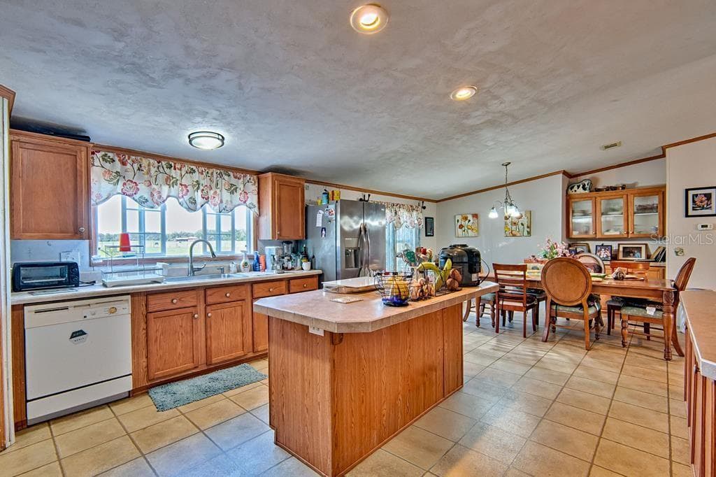 island kitchen with electric - 10250 NW 67TH PL, CHIEFLAND