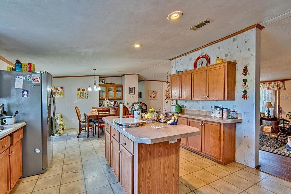 lots of cabinets & counter space for food prep - 10250 NW 67TH PL, CHIEFLAND