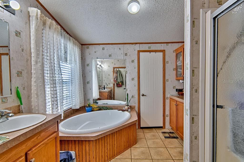 also primary walk-in shower - 10250 NW 67TH PL, CHIEFLAND