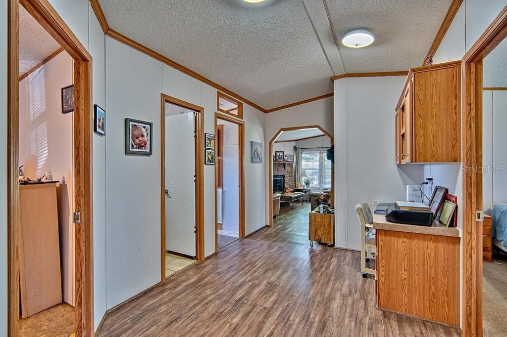 huge open hallway, split floor plan - 10250 NW 67TH PL, CHIEFLAND