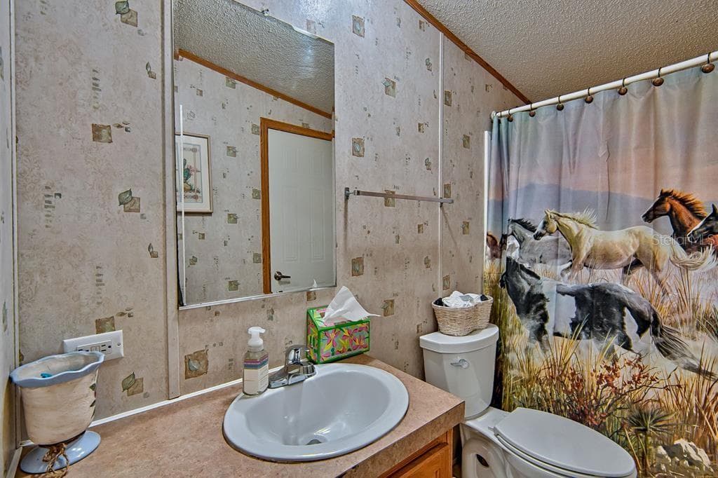 bathroom 2 also has entry into laundry room which exits to rear deck - 10250 NW 67TH PL, CHIEFLAND