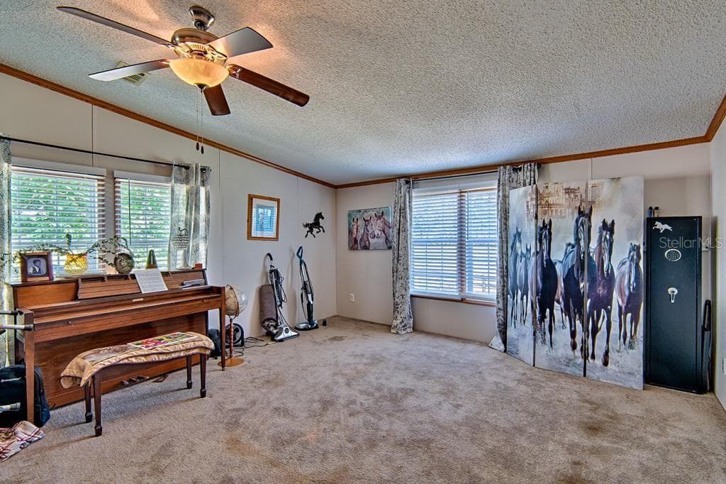 other half of family room includes piano - 10250 NW 67TH PL, CHIEFLAND