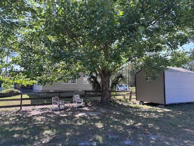 shady side yard under the Sycamore tree - 10250 NW 67TH PL, CHIEFLAND