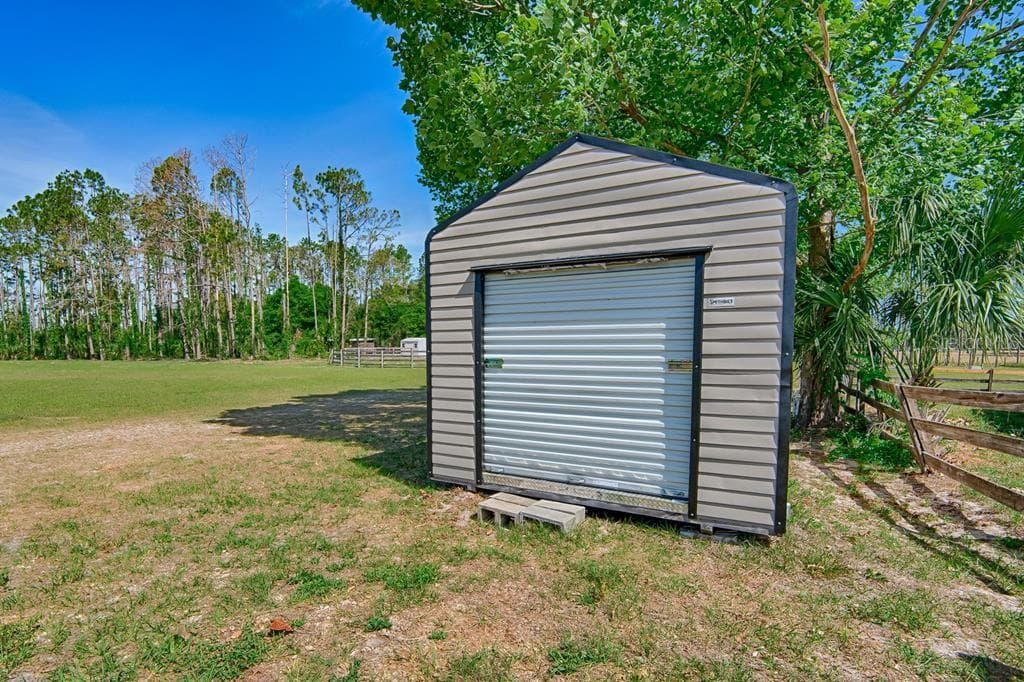 roll-up door storage/workshop has electric - 10250 NW 67TH PL, CHIEFLAND