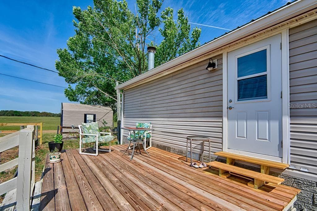 back deck entry into laundry room/bathroom - 10250 NW 67TH PL, CHIEFLAND