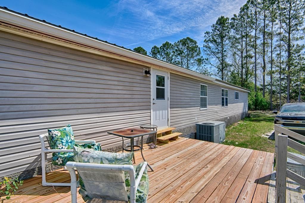 back deck - 10250 NW 67TH PL, CHIEFLAND