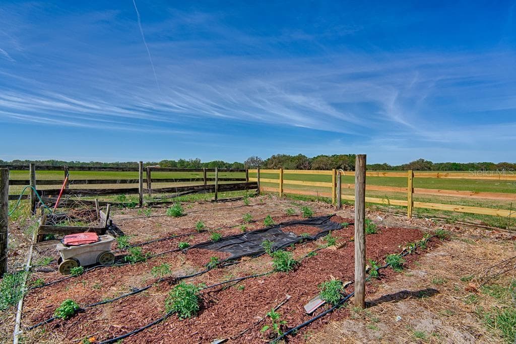 even a small garden, room for much more - 10250 NW 67TH PL, CHIEFLAND