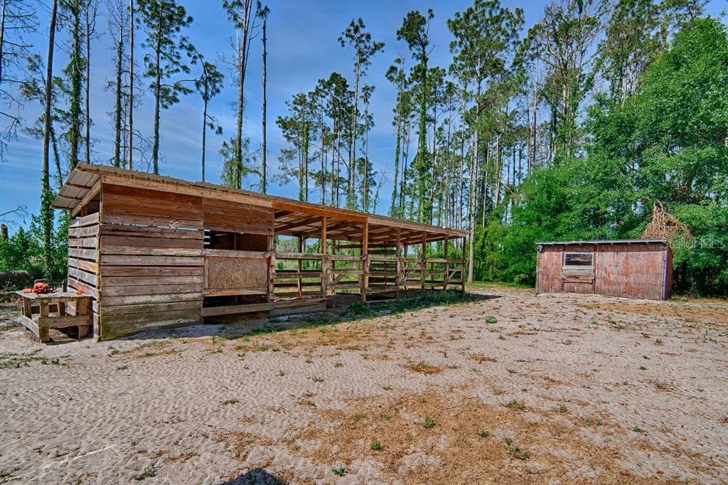 horse barn/stalls - 10250 NW 67TH PL, CHIEFLAND