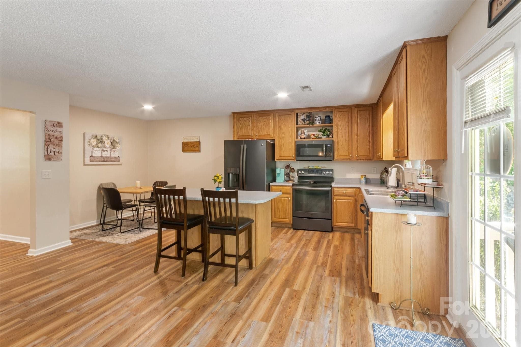 Ktchen open to the family room - Fletcher
