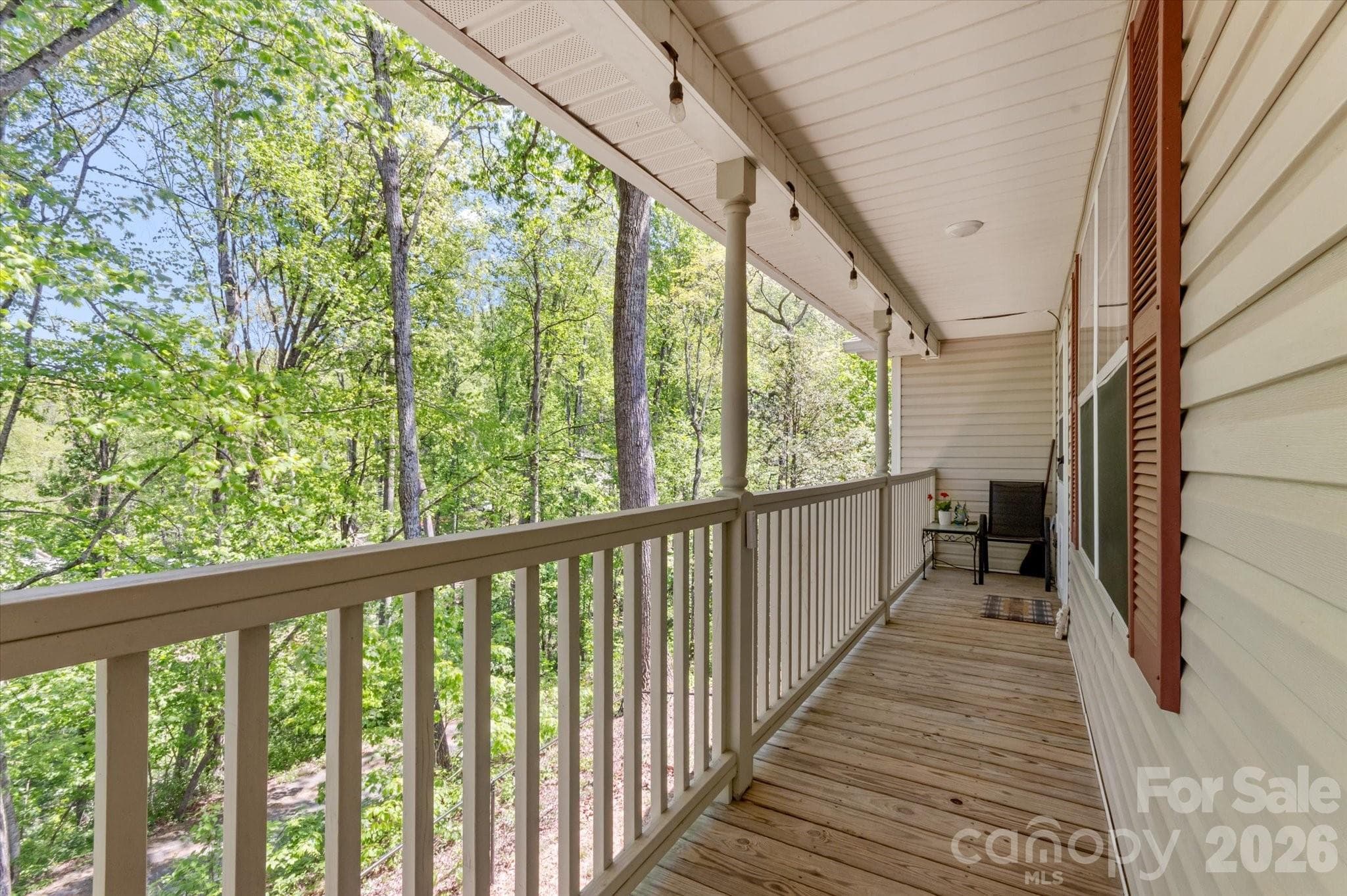 Covered deck in front - Fletcher