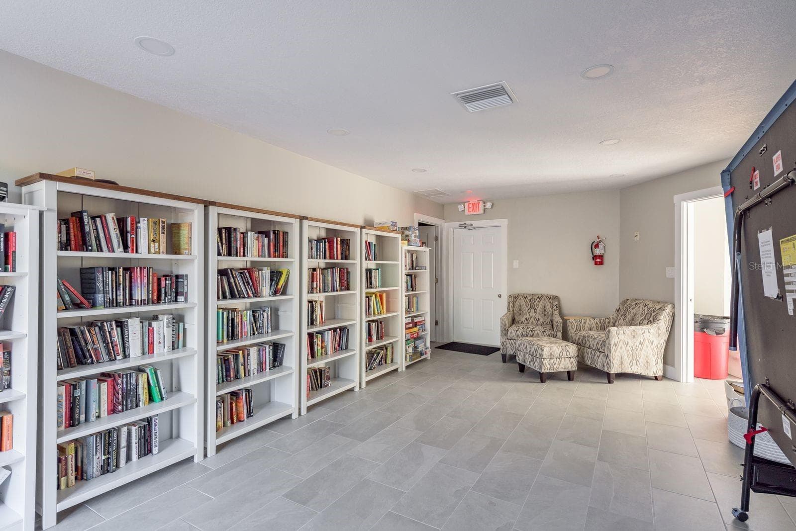 Clubhouse Library - 302 MARINER DR #302, TARPON SPRINGS