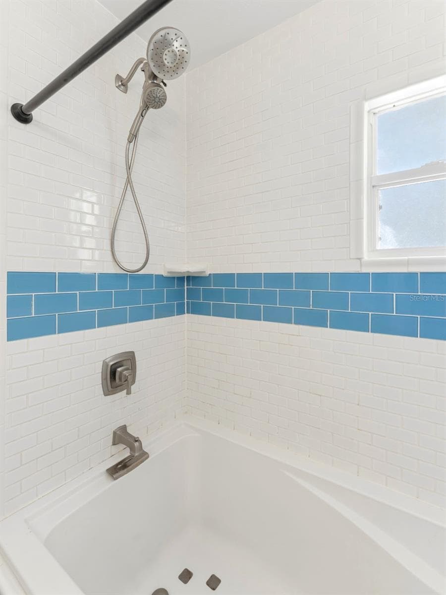 Shower with tub, all updated - 2005 3RD ST S, ST PETERSBURG