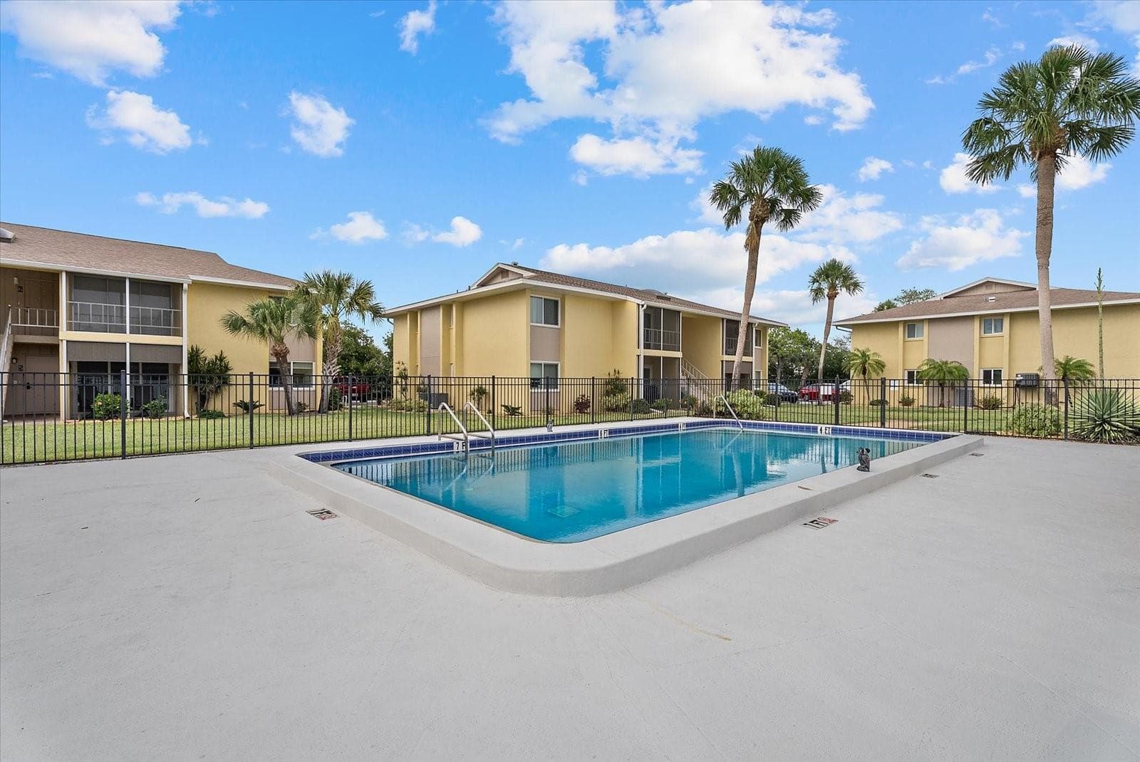 Community pool - 101 LOUELLA LN #10, NOKOMIS