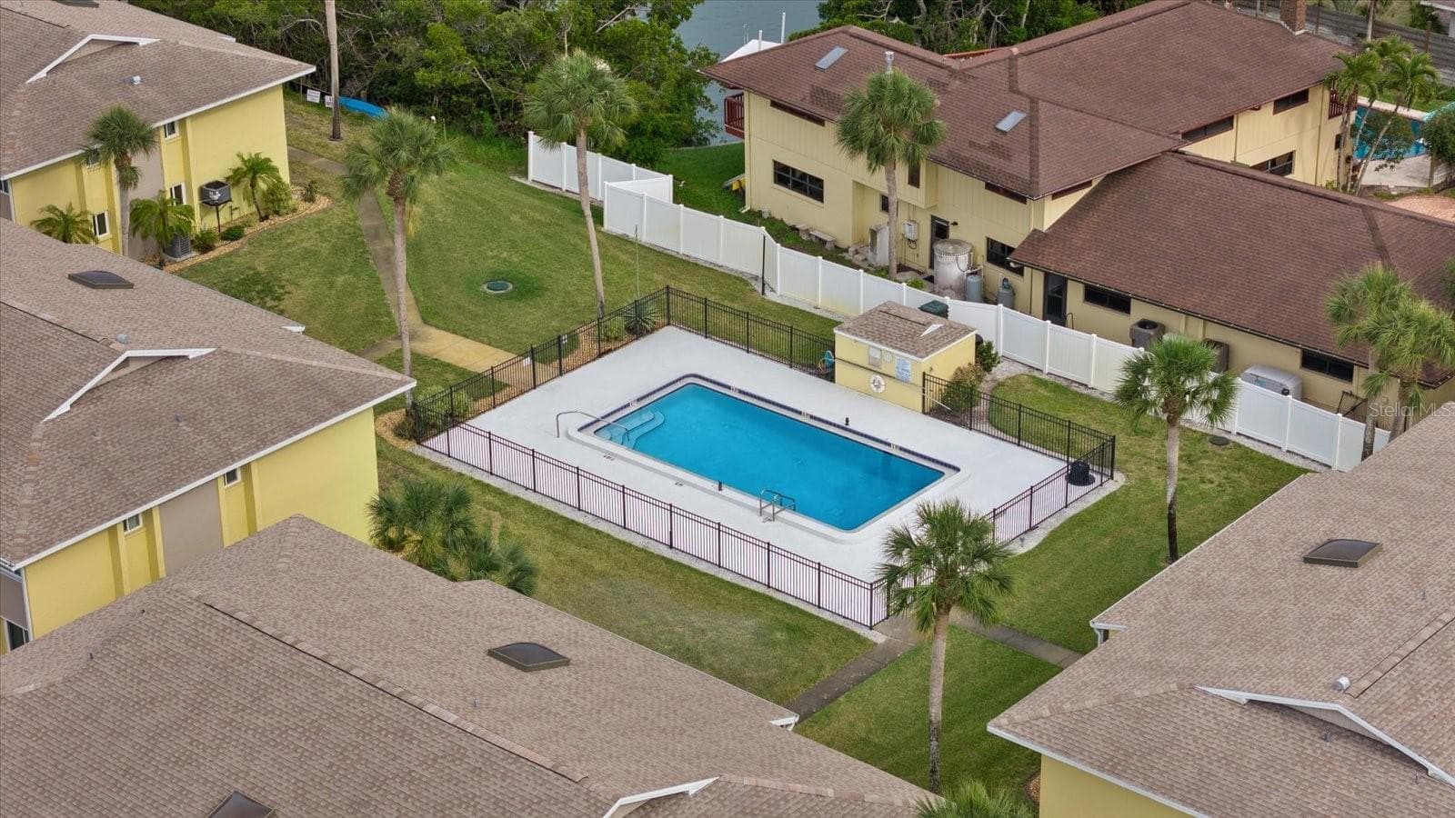 Community pool - 101 LOUELLA LN #10, NOKOMIS