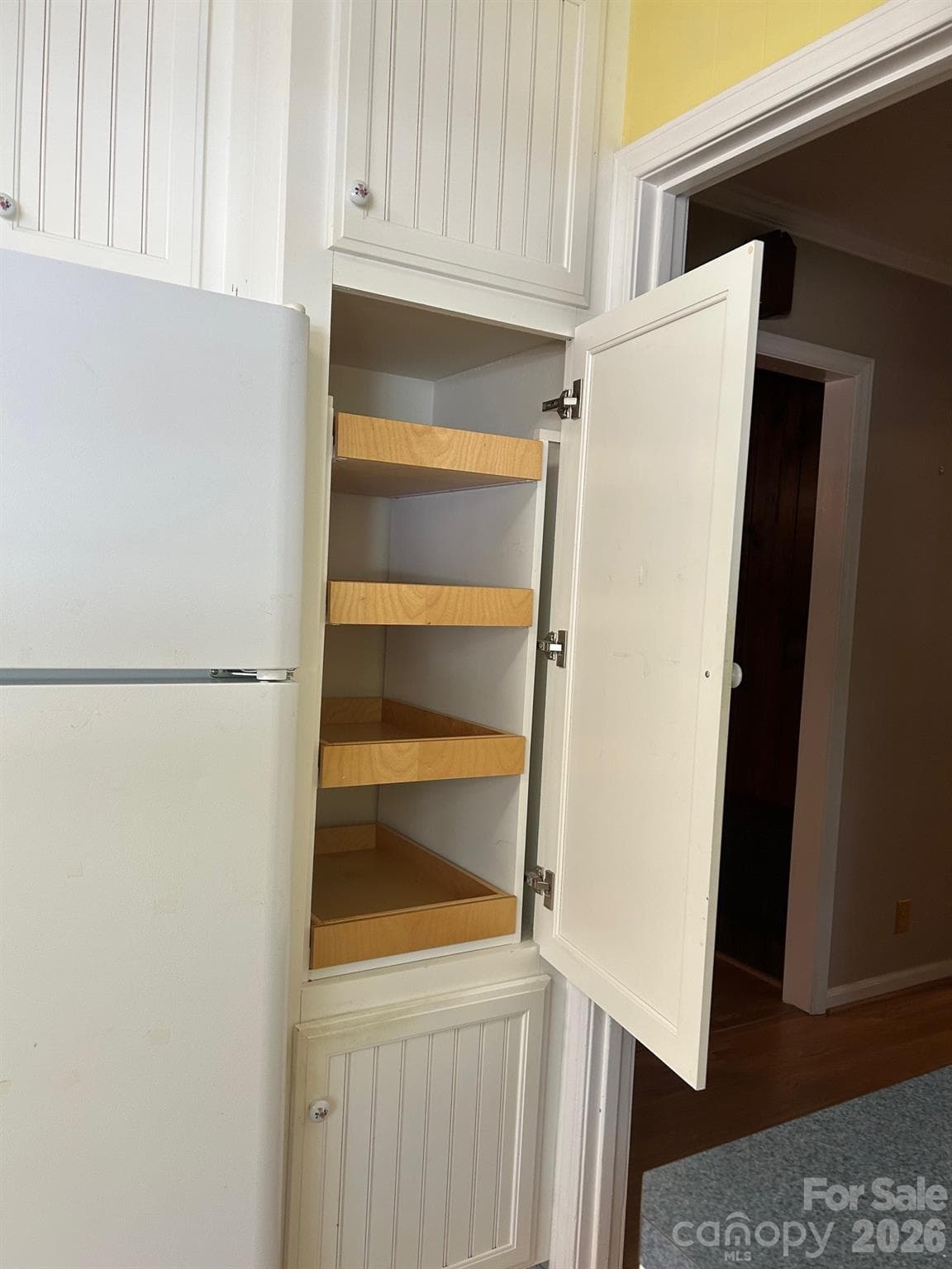 PANTRY WITH PULL OUT DRAWERS AND BOTTOM PULL OUT TRASH - Chester