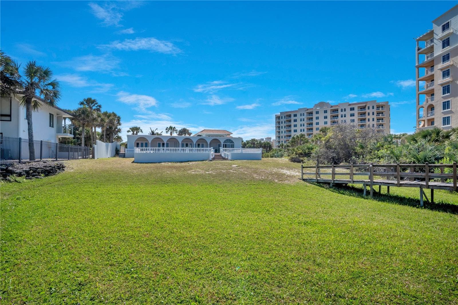 Main Lawn - 2117 OCEAN DR, NEW SMYRNA BEACH