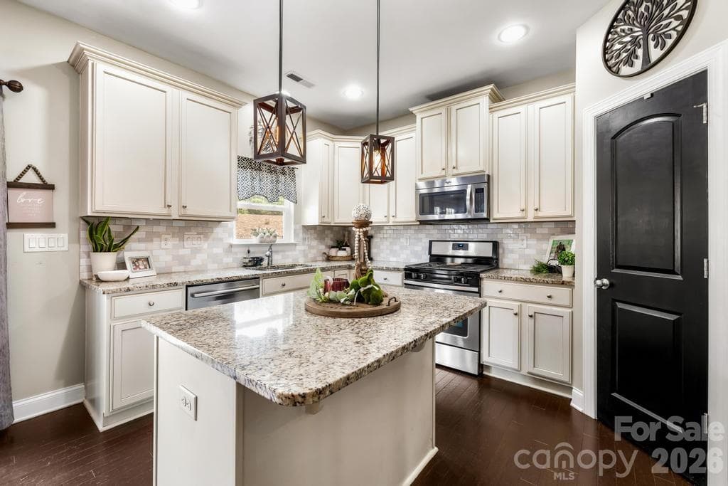 Single Family Residence at 1007 Hamil Ridge Drive, Waxhaw, photo 4 of 48