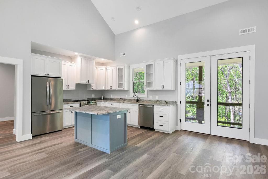 Custom Cabinetry - 404 High Ridge Drive, Mills River
