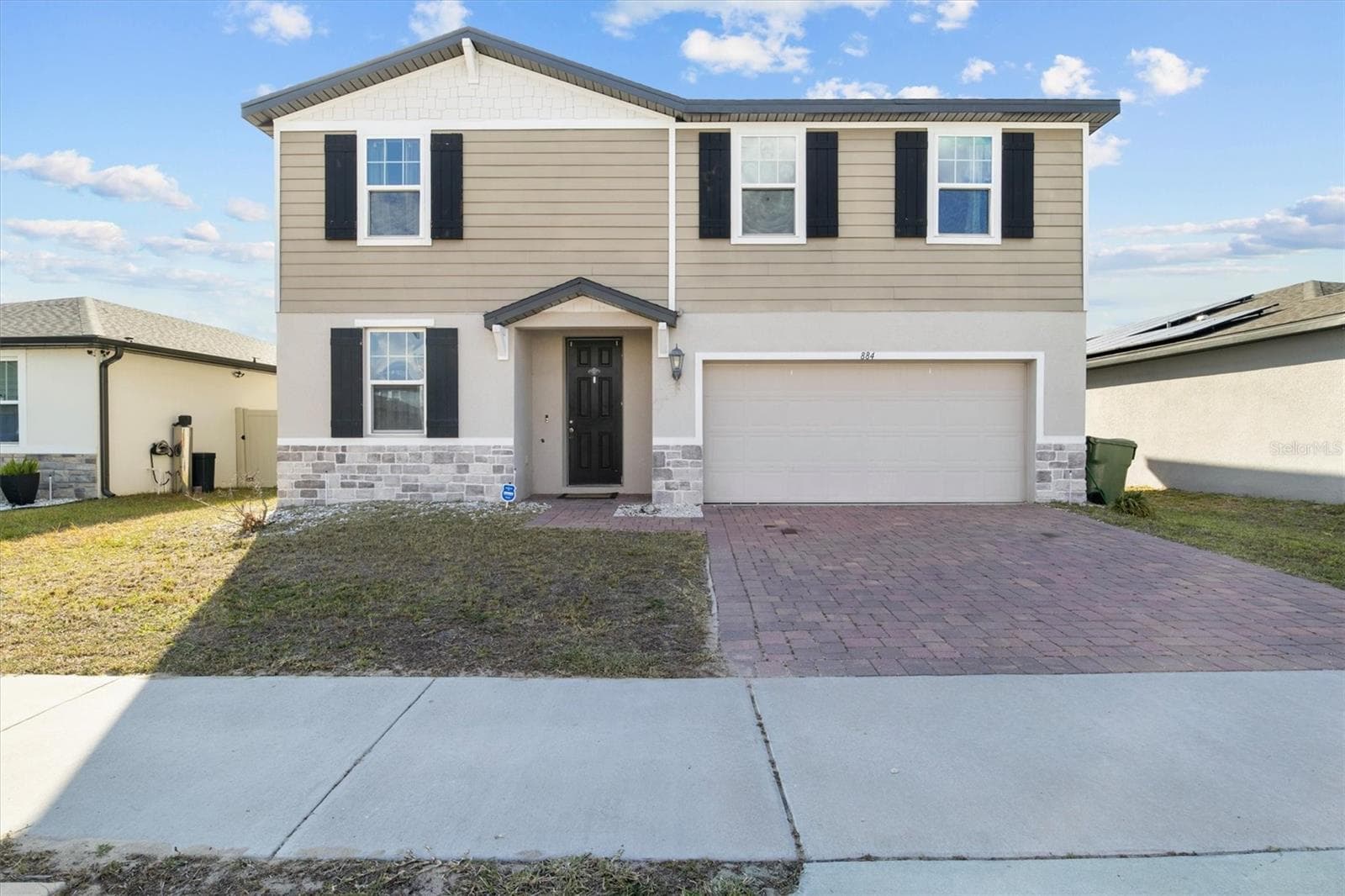 884 CAMBRIDGE DR