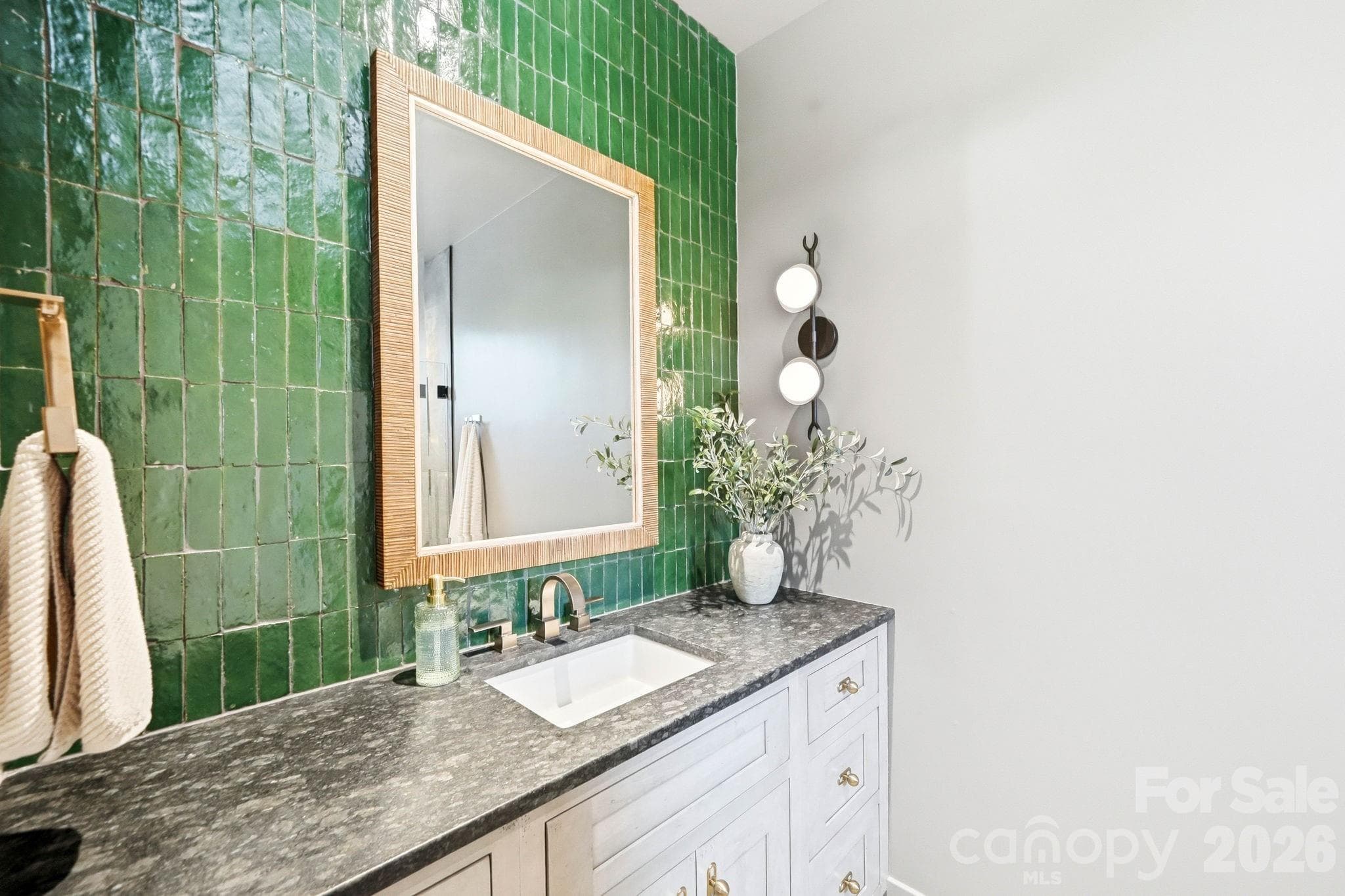 Guest bath with soaking tub - 270 Osprey Drive, Banner Elk