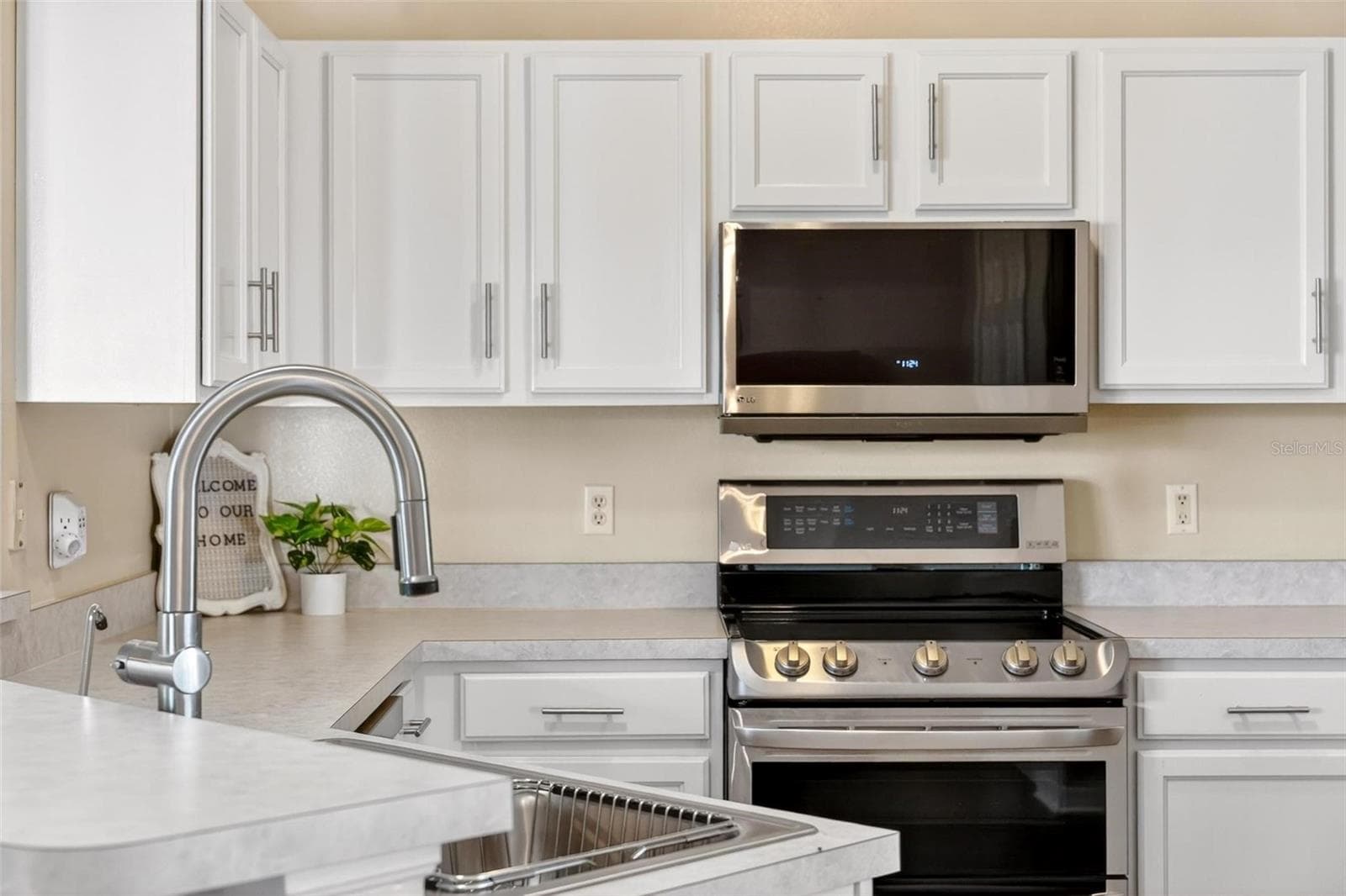 Single Family Residence at 25073 RIVERWALK DR, LEESBURG, photo 4 of 44