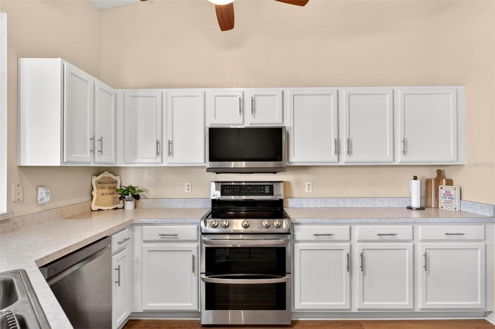 Single Family Residence at 25073 RIVERWALK DR, LEESBURG, photo 3 of 44