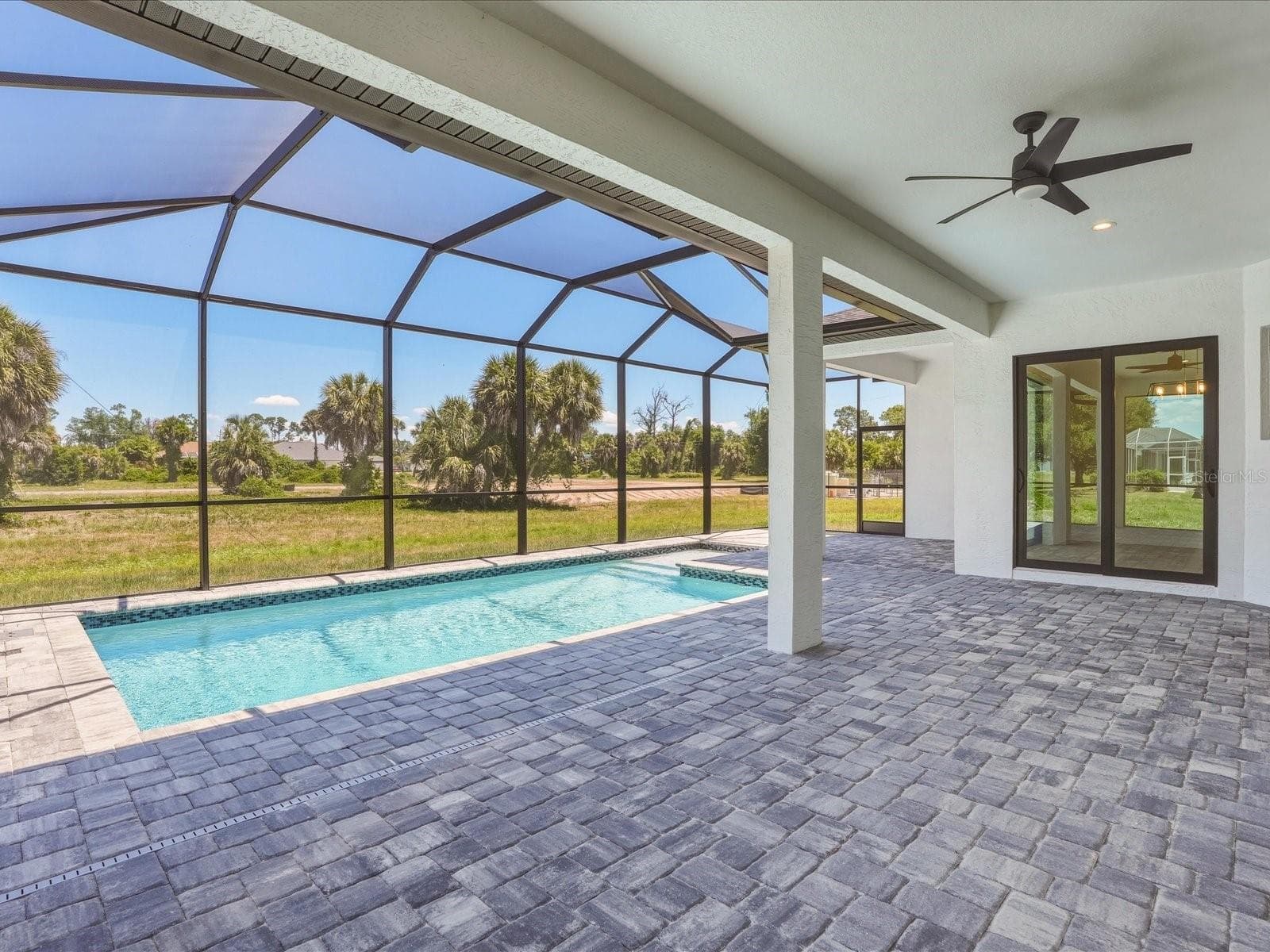 Large lanai, pool deck and nice sunshelf! - 72 TEE VIEW RD, ROTONDA WEST