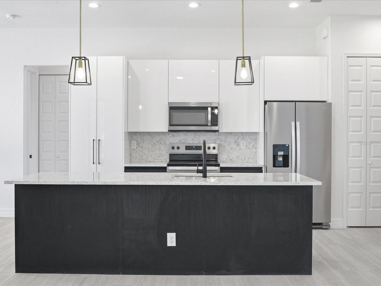 Kitchen with European cabinetry - 72 TEE VIEW RD, ROTONDA WEST