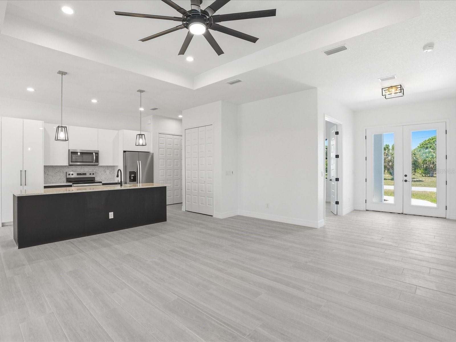 Kitchen with European cabinetry - 72 TEE VIEW RD, ROTONDA WEST