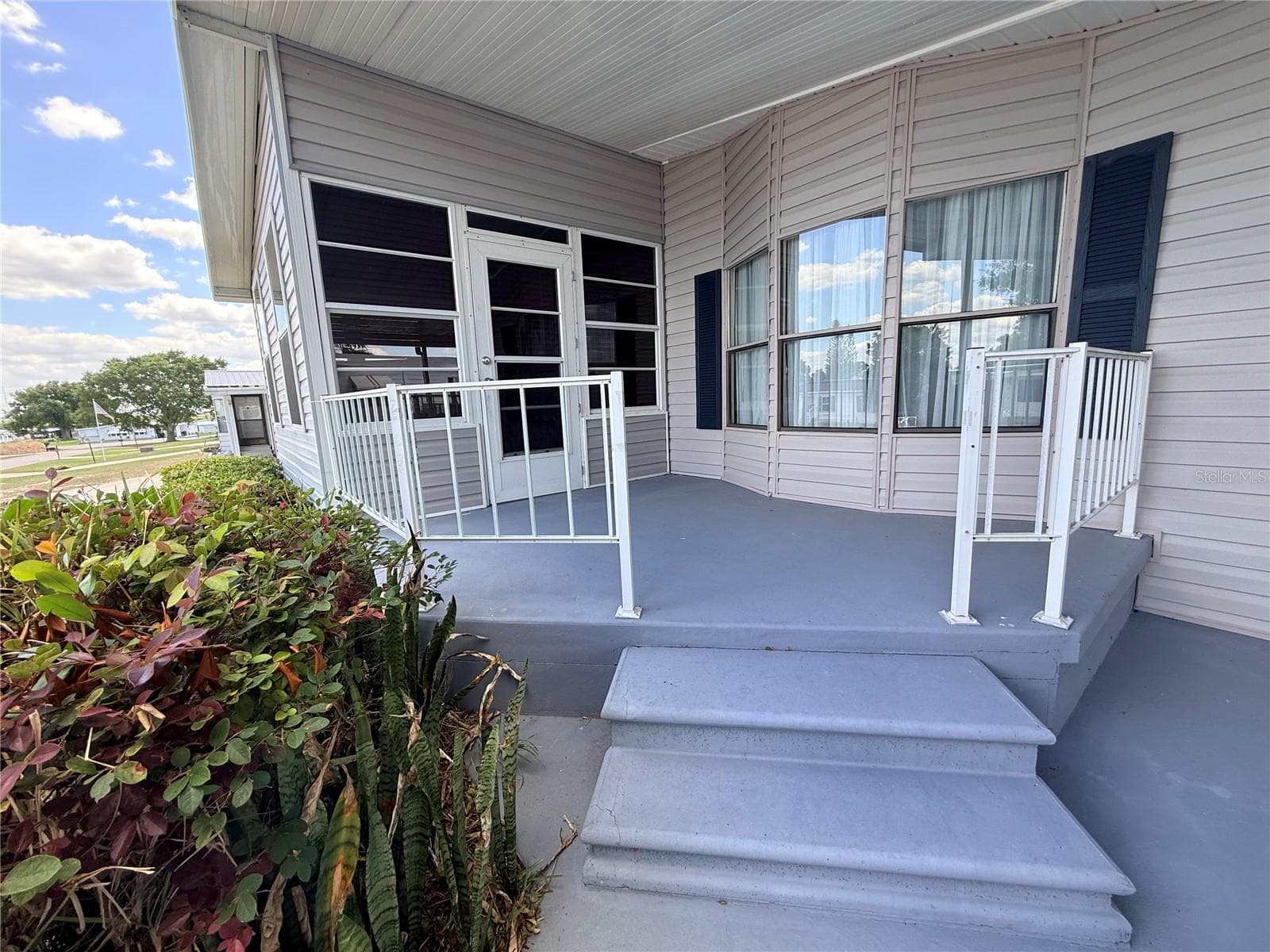 Manufactured Home at 116 S WINTER CIR, AVON PARK, photo 3 of 33