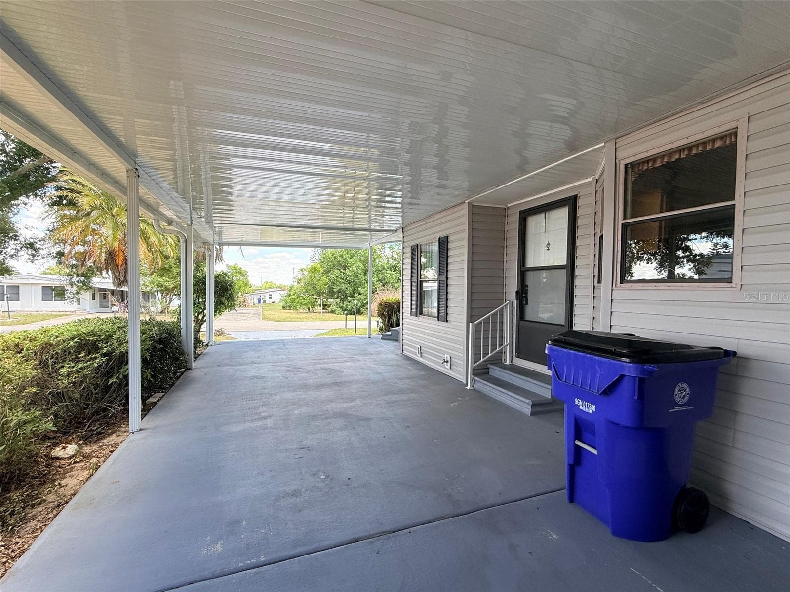 Manufactured Home at 116 S WINTER CIR, AVON PARK, photo 28 of 33
