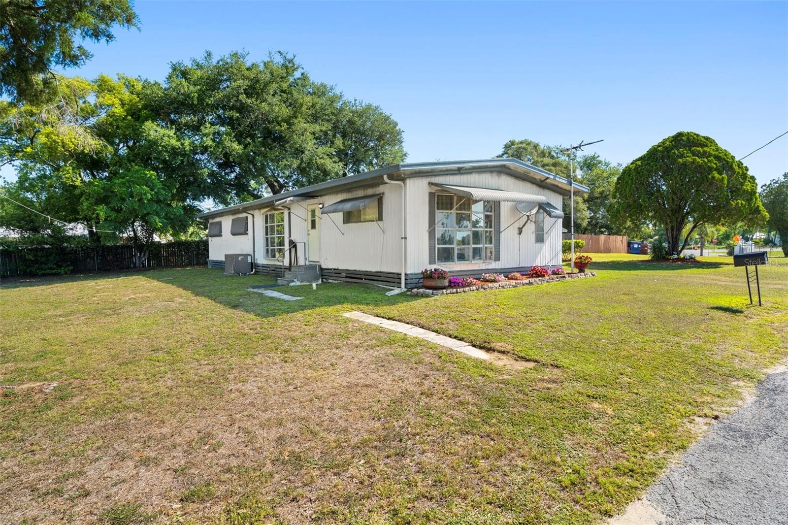 Mobile Home at 10220 WELLINGTON AVE, DADE CITY, photo 2 of 50